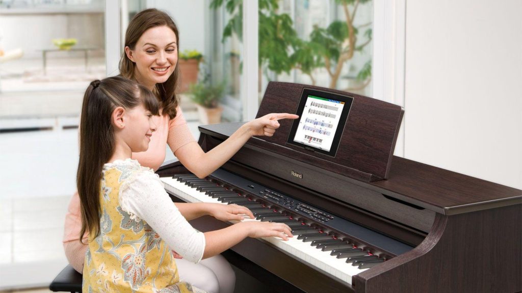 Học đàn piano mang lại nhiều lợi ích cho bé