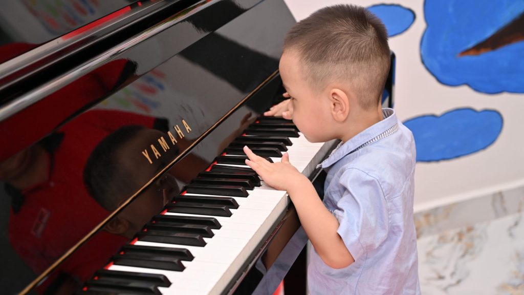 Học đàn piano giúp bé phát triển tư duy