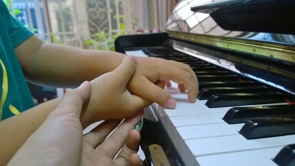 Bé học đàn piano sẽ được phát triển nhiều kỹ năng