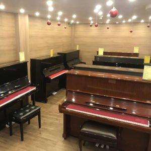 cửa hàng bán đàn piano