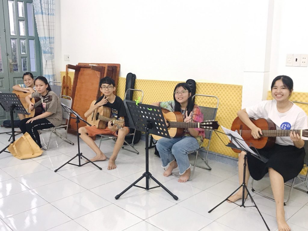 Học Đàn Guitar Đệm Hát: Những Bước Cơ Bản Bạn Cần Biết để Thành Công Nhanh Chóng