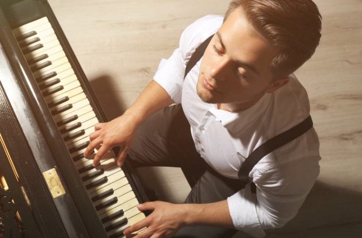 Nhạc Cụ Nào Dễ Học Hơn? So Sánh Giữa Piano Và Guitar - Lựa Chọn Thích Hợp Cho Bạn